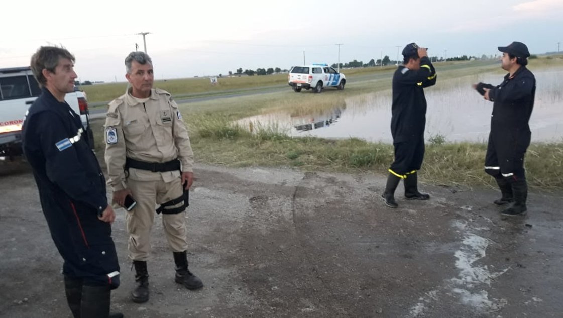 Video: por las inundaciones, evacuaron a personas en campos cerca de Dorrego