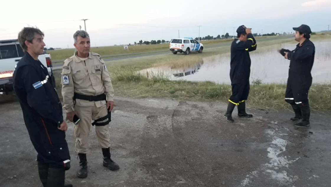 Video: por las inundaciones, evacuaron a personas en campos cerca de Dorrego