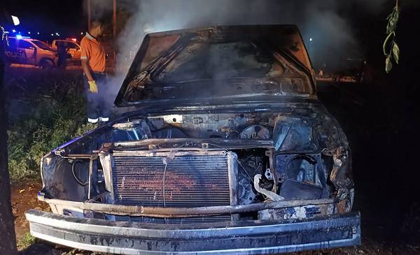 Un incendio destruyó un auto en el patio de una vivienda - La Nueva