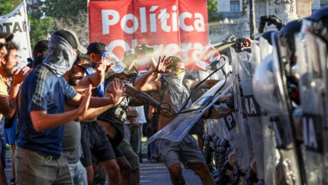Congreso: incidentes entre la Policía y los manifestantes que se oponen a la Ley Ómnibus