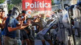 Congreso: incidentes entre la Policía y los manifestantes que se oponen a la Ley Ómnibus