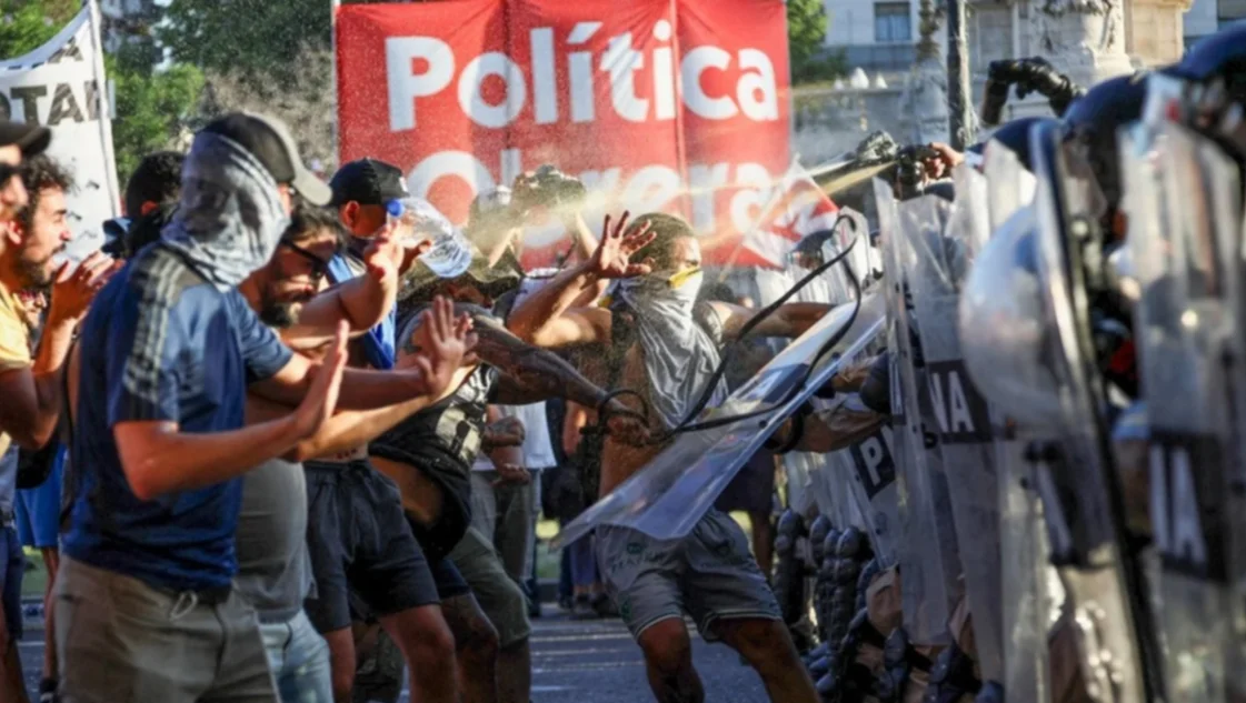 Congreso: incidentes entre la Policía y los manifestantes que se oponen a la Ley Ómnibus
