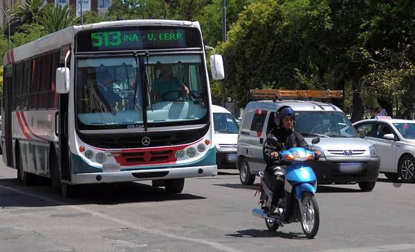 Los colectivos comenzaron a transitar en Bahía con frecuencias de ...