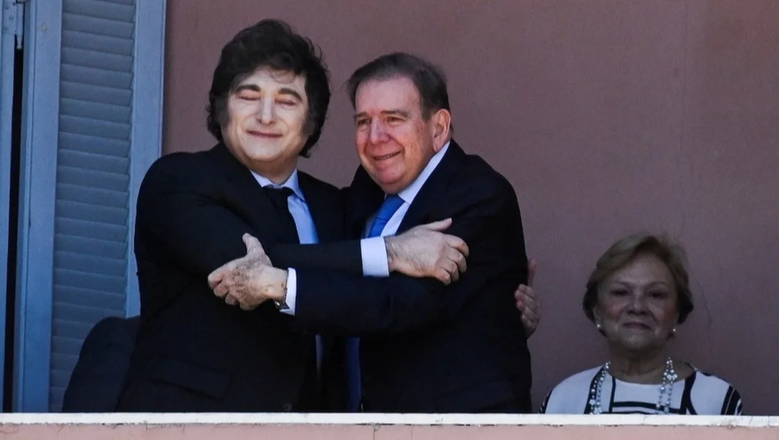 González Urrutia se reunió con Milei y salieron al balcón de la Casa Rosada González Urrutia se reunió con Milei y salieron al balcón de la Casa Rosada