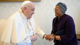 El papa Francisco se cayó y debieron inmovilizarle el brazo derecho