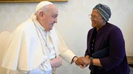 El papa Francisco se cayó y debieron inmovilizarle el brazo derecho