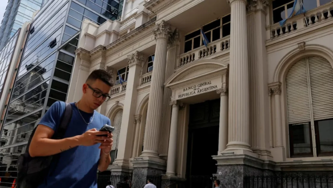 Antes de reducir el ritmo de devaluación, el Banco Central volvió a bajar la tasa de interés