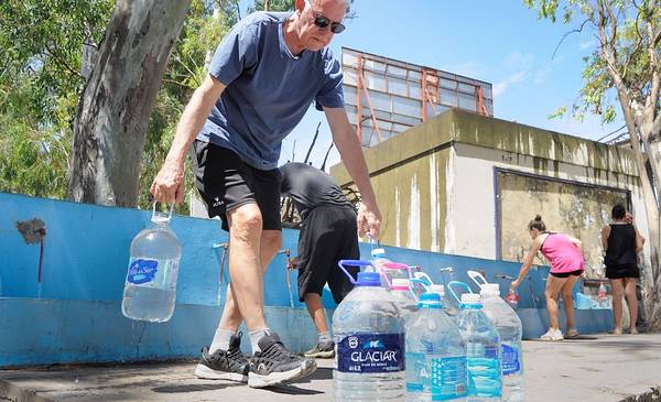 Vecinos de 30 barrios reportan problemas con el agua - La Nueva