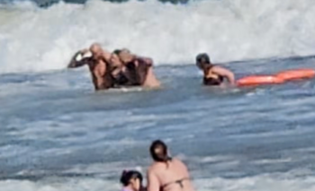 Guardavidas de Pehuen Co rescataron a una madre y sus hijas del mar