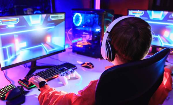 Charla virtual sobre IA y celulares en las aulas: cómo acompañar a chicos y adolescentes thumbnail