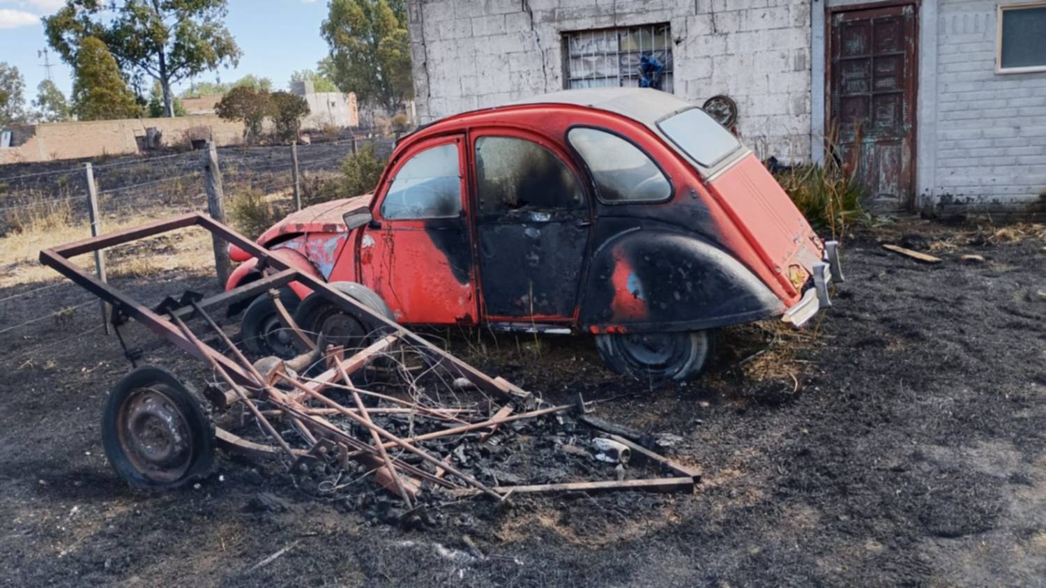 El fuego consumió toda una manzana en Cardenal Cagliero