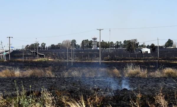 Près de 400 hectares ont été incendiés dans la zone aéroportuaire : les vols du dimanche ont été reportés