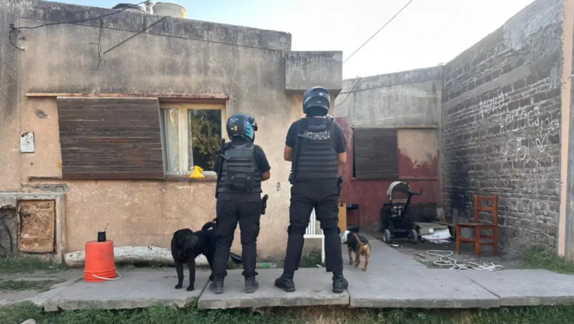 Allanaron dos domicilios por la causa de los "roba motos"