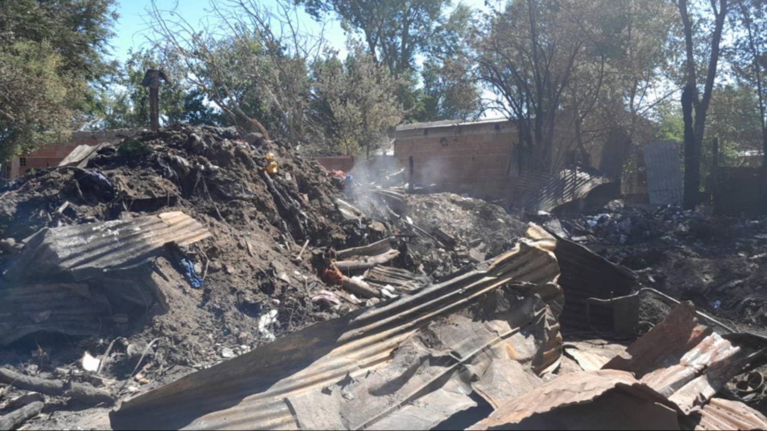 Se les incendió la casa en la que viven con sus dos hijos y perdieron todo