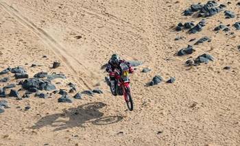 Rally Dakar: Luciano Benavides perdió el liderazgo en motos y todo se define en la última etapa