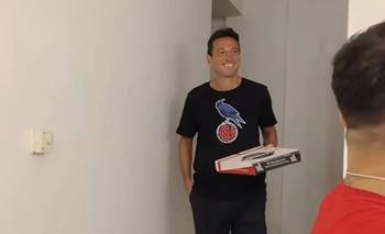 En medio de una lluvia de inhibiciones, Moretti comió empanadas y se relajó en stream