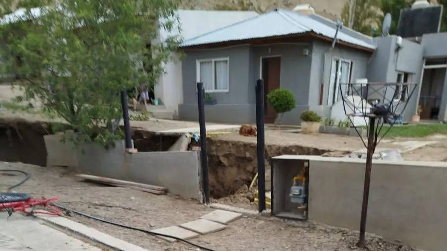 Drama en Comodoro Rivadavia por el deslizamiento del cerro Hermitte