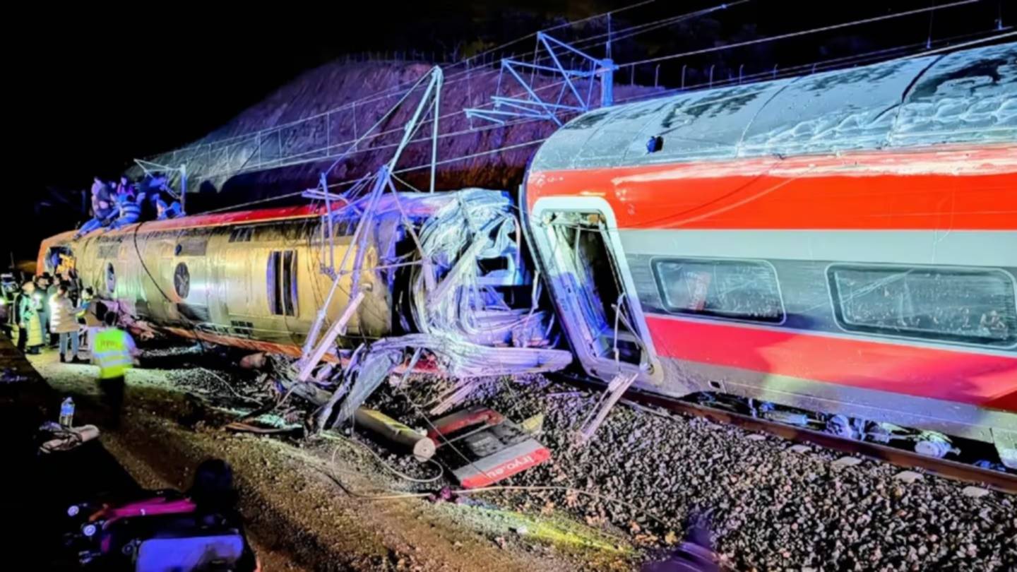 Tragedia en España: un choque entre dos trenes de alta velocidad dejó al menos 21 muertos y 25 heridos