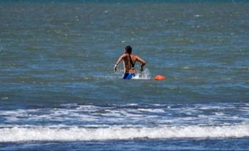 Guardavidas rescataron a un adolescente bahiense que se ahogaba en el mar