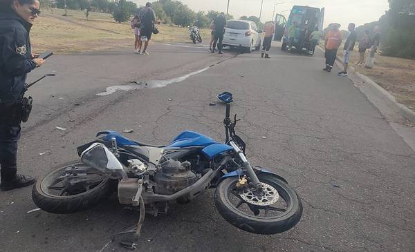Un choque entre un auto y una moto dejó un joven hospitalizado - La Nueva