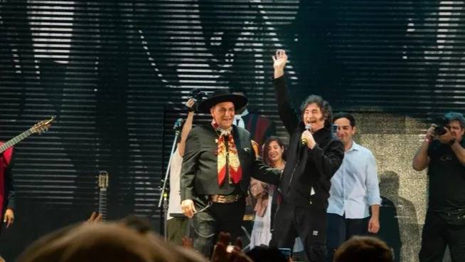 Echaron al Chaqueño Palavecino de la Asociación Federal de Raíces Criollas tras cantar con Milei