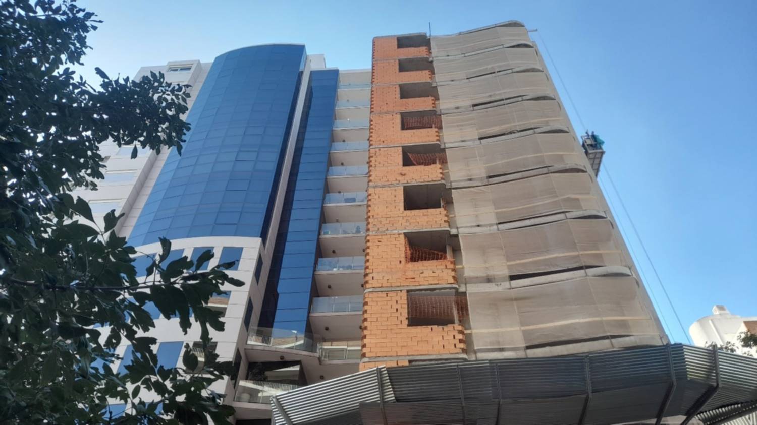 Calle Yrigoyen: edificios en altura, la avenida-cortada, lugar de tango y política, la entrada para el chiplú