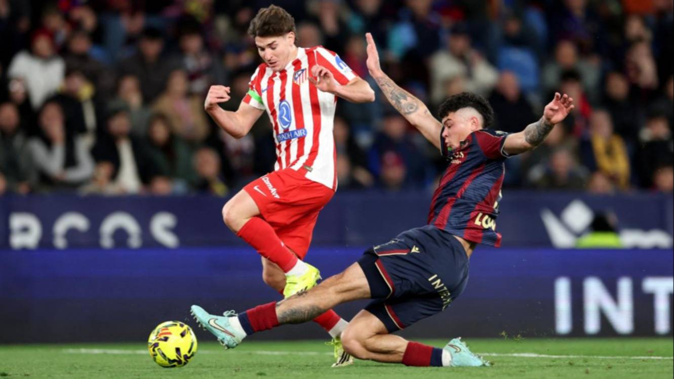 Ni en el día de su cumpleaños Julián Alvarez pudo cortar la sequía goleadora