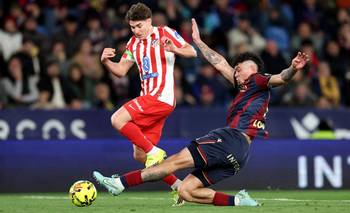 Ni en el día de su cumpleaños Julián Alvarez pudo cortar la sequía goleadora