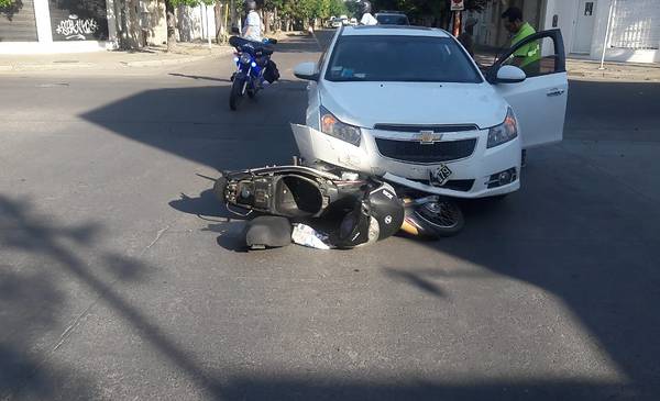 Una mujer que iba en moto fue trasladada al hospital tras un choque con ...