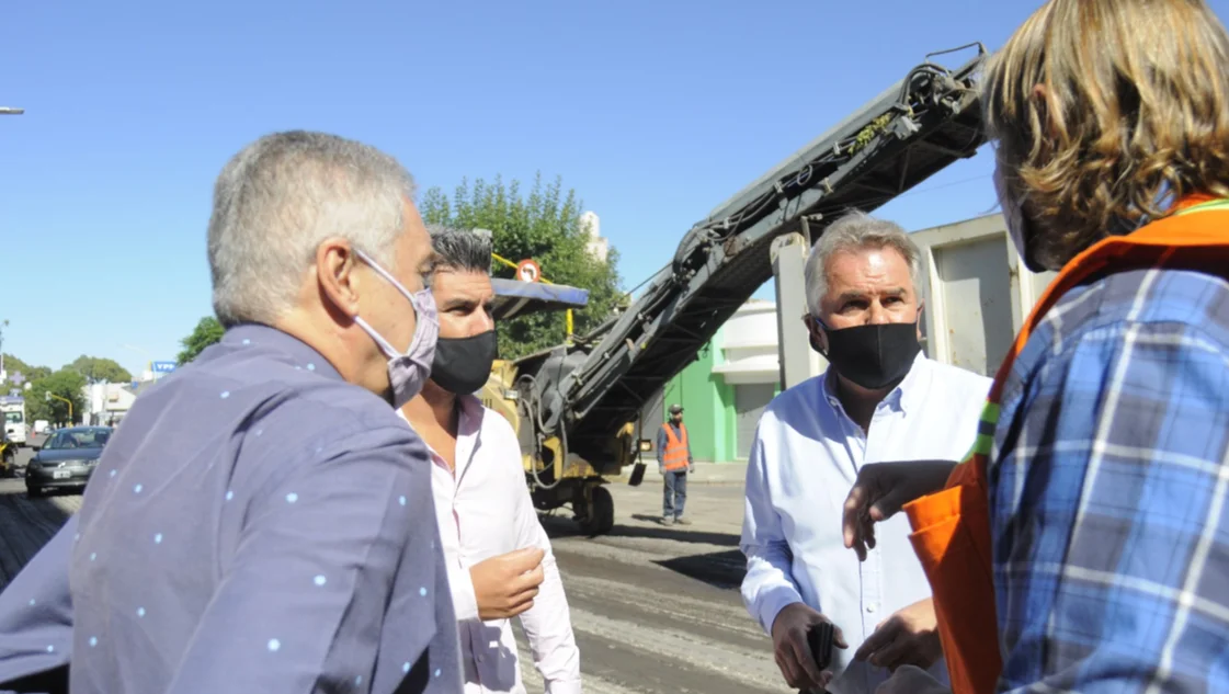 En imágenes: el intendente Héctor Gay recorrió la obra de avenida Colón En imágenes: el intendente Héctor Gay recorrió la obra de avenida Colón