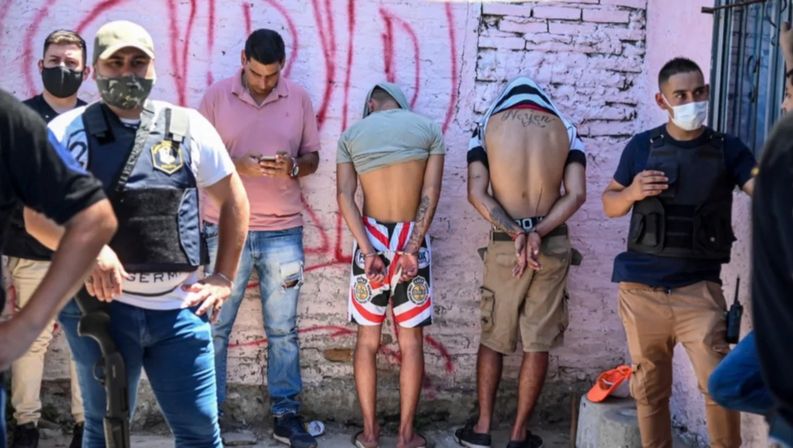 Operativo en Loma Hermosa por la droga adulterada: 14 personas demoradas Operativo en Loma Hermosa por la droga adulterada: 14 personas demoradas