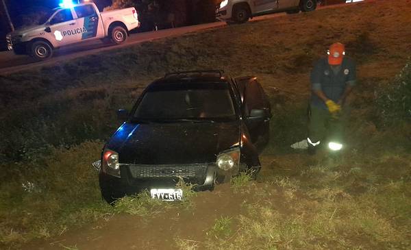 Perdió el control de su auto y terminó desvanecida en una zanja - La Nueva