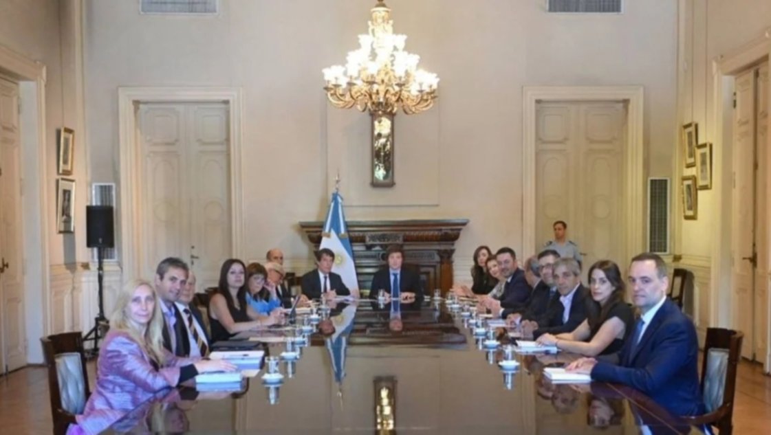 Educación como servicio esencial, invasión de mosquitos y ajuste en PAMI, los temas del gabinete