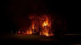 Un hombre murió por los incendios en El Bolsón y más de 800 turistas fueron evacuados