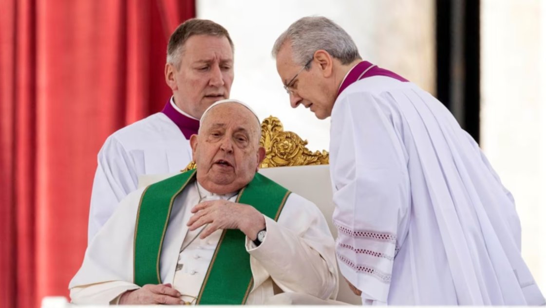 El papa Francisco interrumpió su homilía por dificultades para respirar por una bronquitis El papa Francisco interrumpió su homilía por dificultades para respirar por una bronquitis