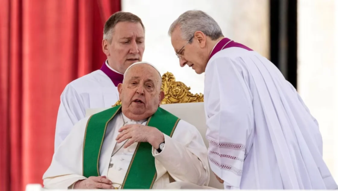 El papa Francisco interrumpió su homilía por dificultades para respirar por una bronquitis El papa Francisco interrumpió su homilía por dificultades para respirar por una bronquitis