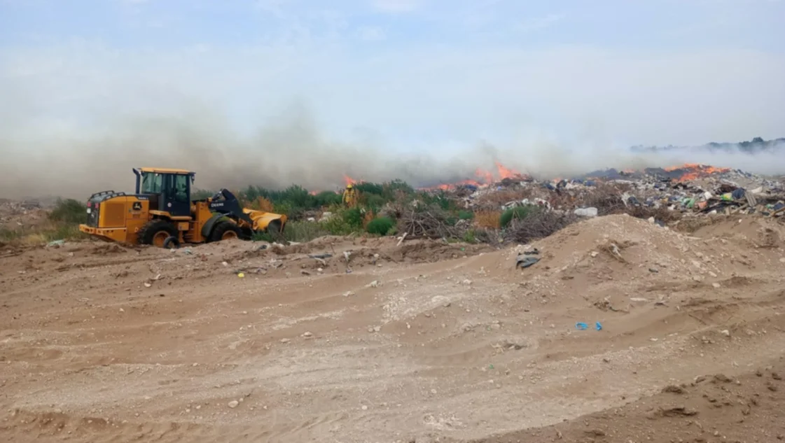 Buscan controlar un incendio en el basural de Monte Hermoso