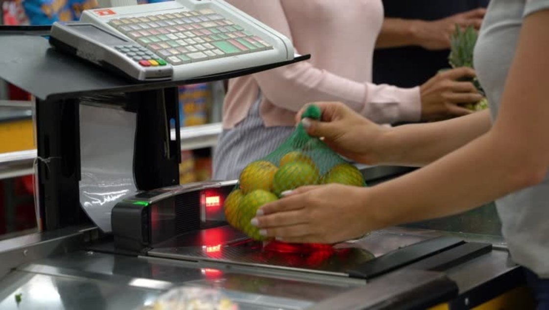 Descubrieron a una cajera de un supermercado que robó dinero de los clientes
