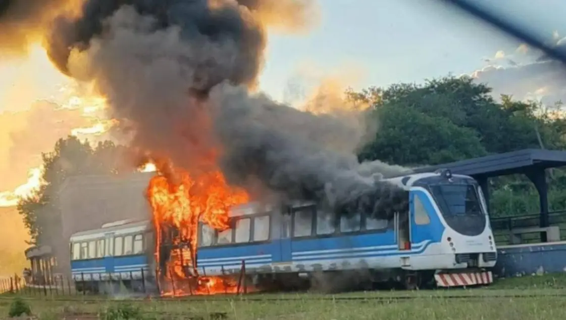 Feroz incendio en el Tren de las Sierras en Córdoba: evacuaron a 120 pasajeros