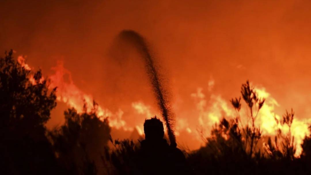 Incendios en el sur: 500 bomberos luchan contra las llamas en el Parque Los Alerces y Puerto Patriada