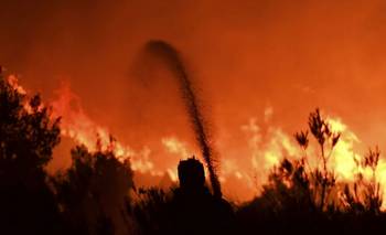 Incendios en el sur: 500 bomberos luchan contra las llamas en el Parque Los Alerces y Puerto Patriada