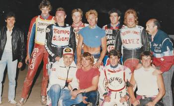 Los amantes de  las motos en las noches de verano