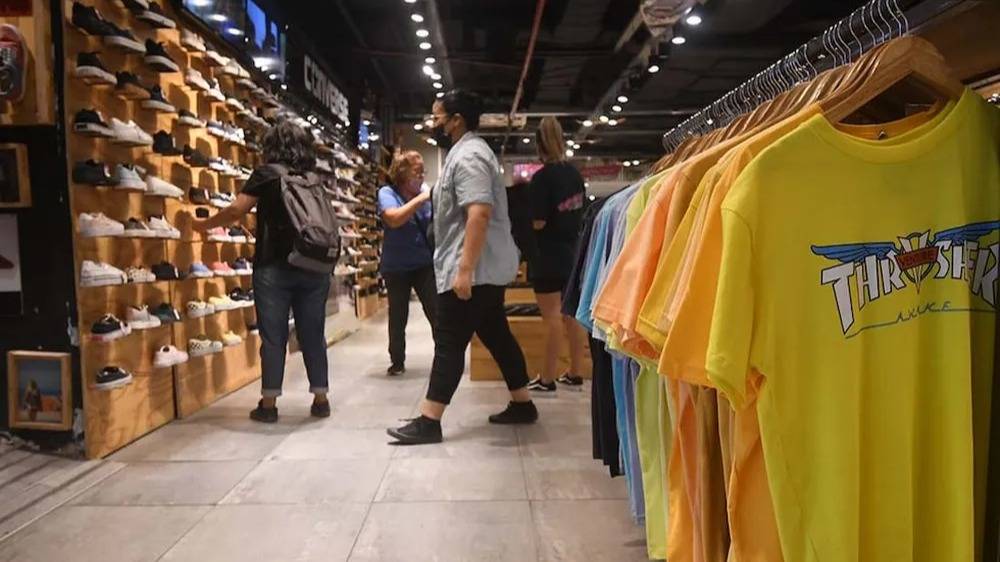 Aseguran que el precio de la ropa importada cayó un 25% en dólares, pero las ventas no repuntan