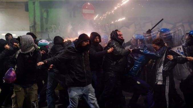Choques entre la policía italiana y manifestantes durante Juegos Olímpicos de Invierno