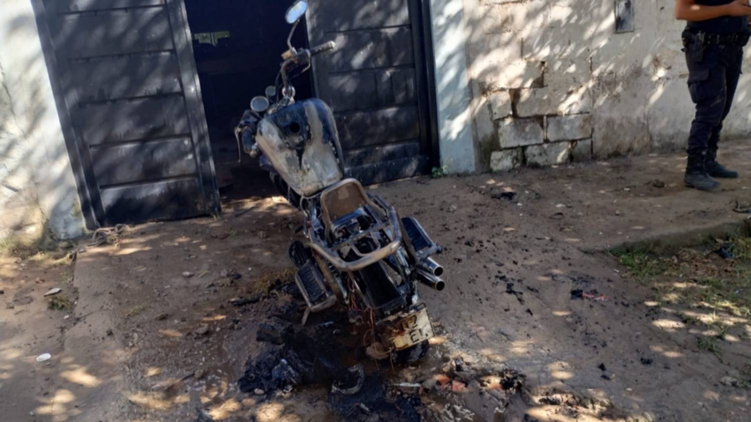 Borrachos, agredieron a una persona y quemaron su moto en Villa Harding Green