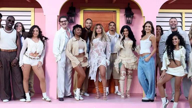 Quiénes son los famosos que estuvieron en “La casita” de Bad Bunny en el Super Bowl