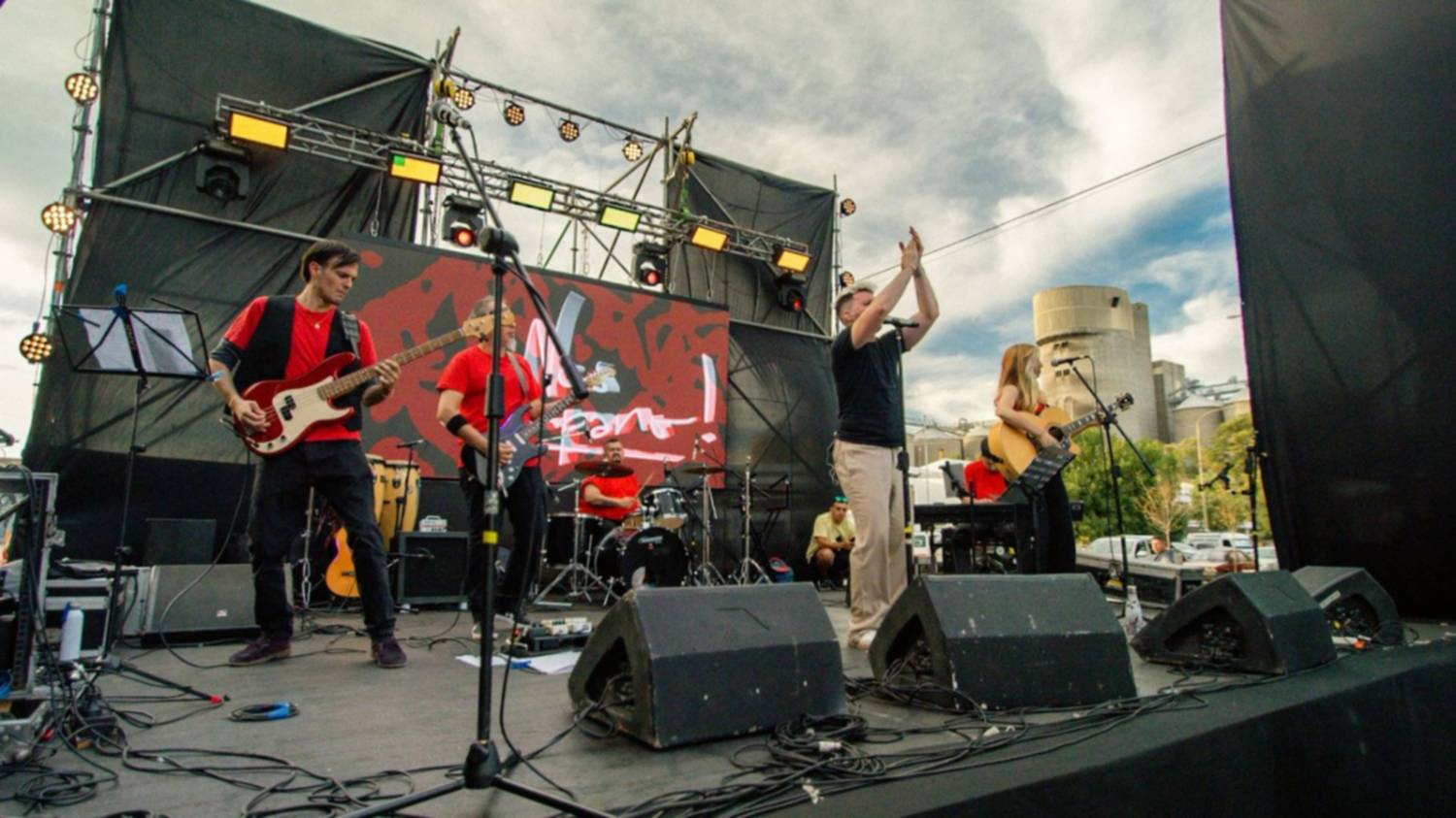 Nes llega al Palacio Libertad con temas propios y el corazón del barrio