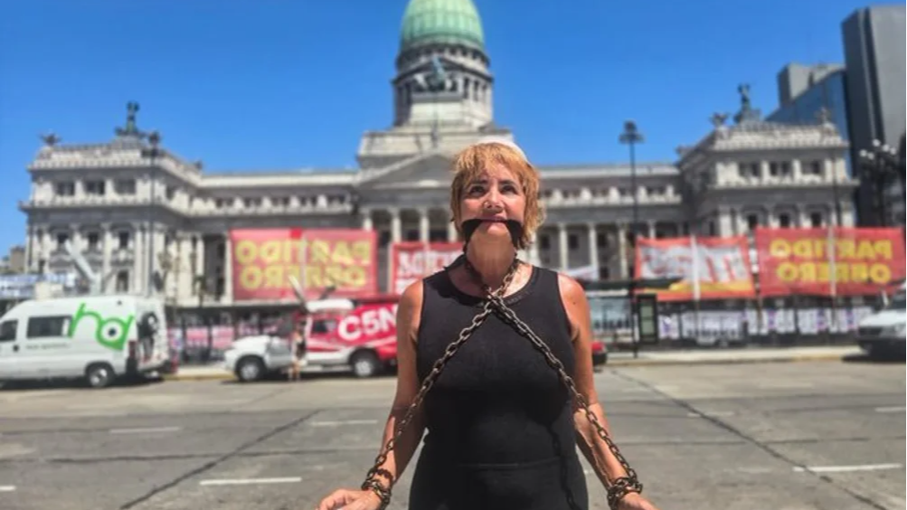 Nancy Pazos se encadenó frente al Congreso y Adorni djo que “el nivel del delirio es astronómico"