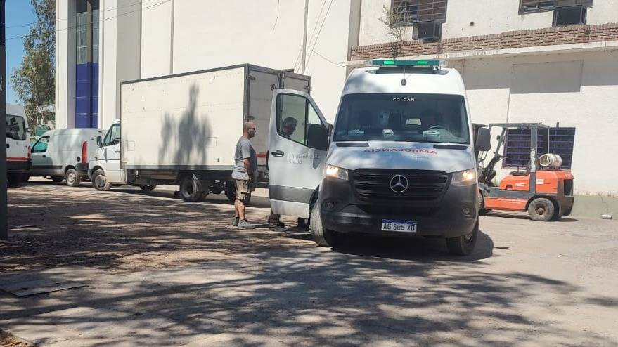 Un hombre cayó desde una escalera mientras trabajaba y fue derivado a un hospital