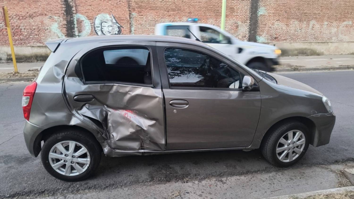 Chocaron una moto y un auto en Tiro Federal: derivaron al motociclista a un hospital